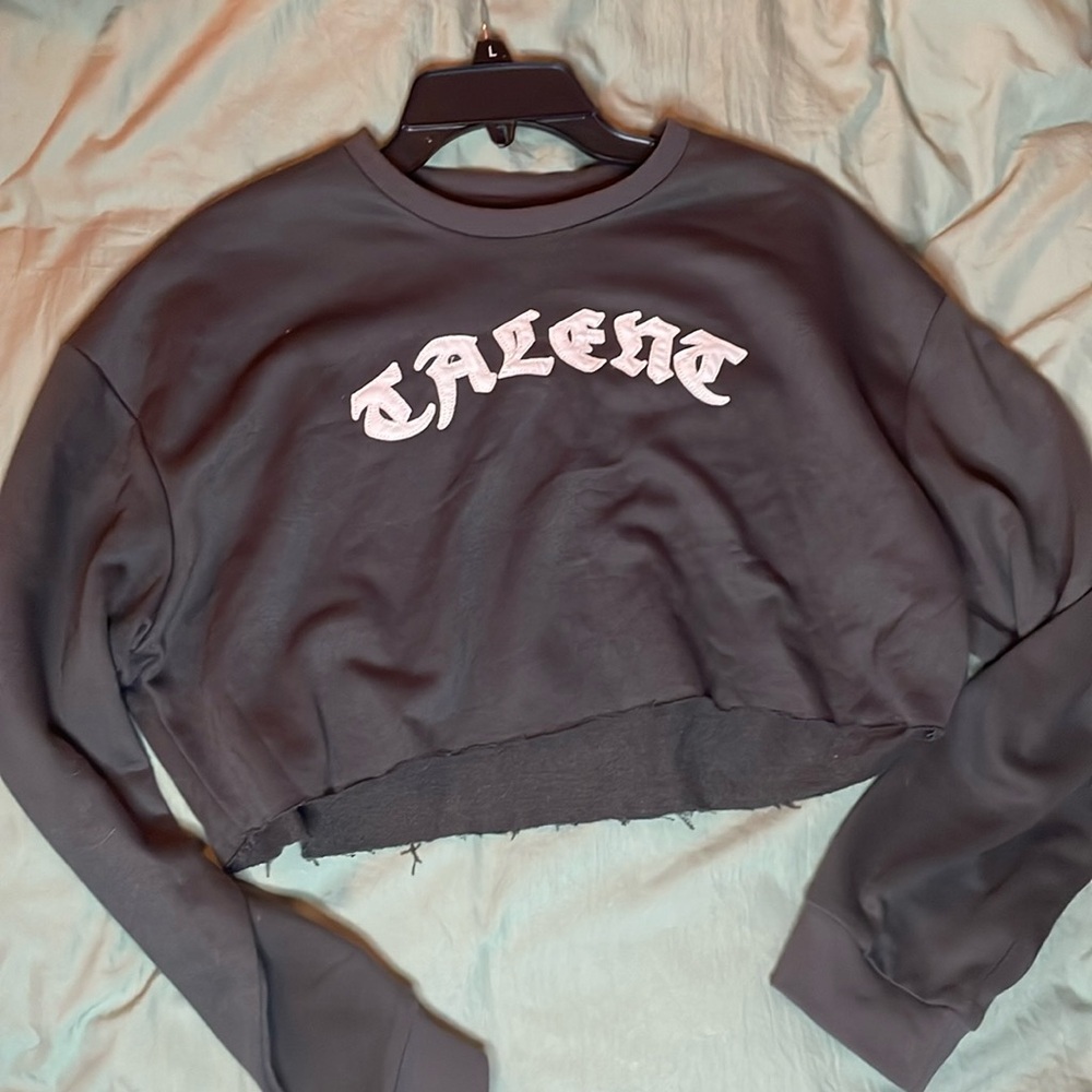 Cider size L long sleeve “talent” cropped graphic shirt grey